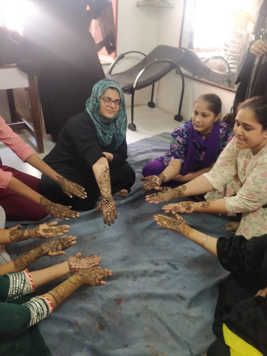 teaching to apply mehendi in hands